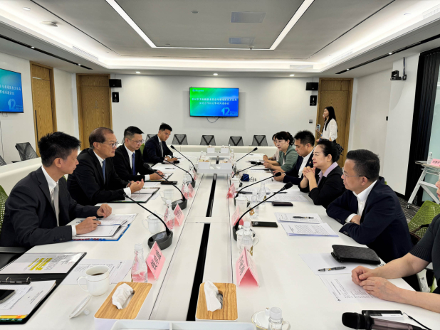 盧寵茂(左二)在深圳與深圳市衞生健康委員會(衞生健康委)主任吳紅艷(右二),以及其他深圳市衞生健康委和香港大學深圳醫院的代表會面。(政府新聞處)