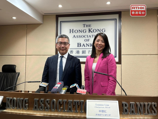 阮國恒(左)認為,內房問題持續未解決、本地高息環境持續,估計不良率仍有上升壓力。(實習記者鄧洁紅攝)