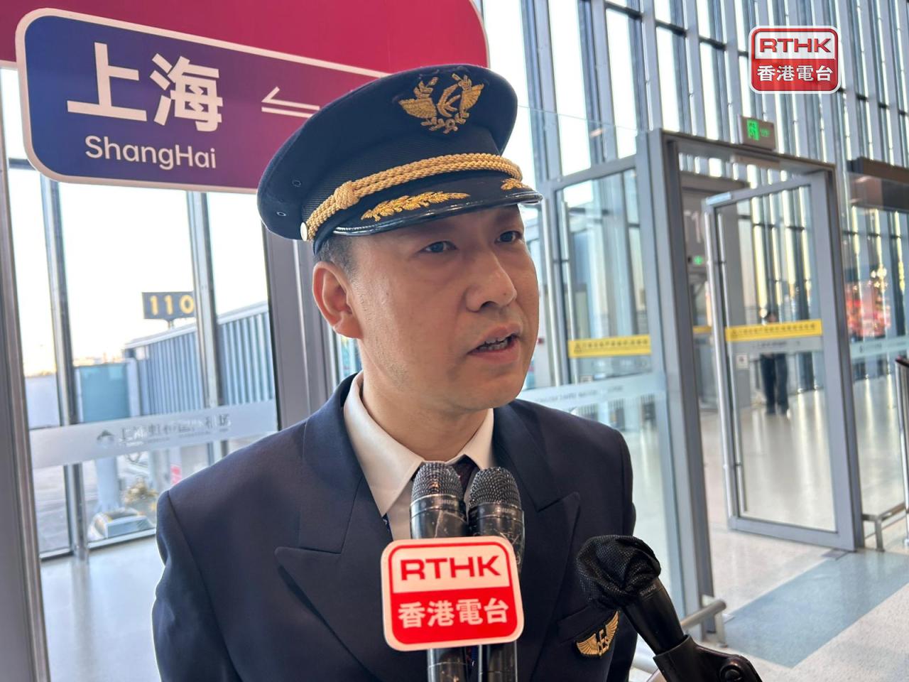機長尚峰接受本台訪問時說，相信未來在香港的定期航線也會平穩順暢，亦希望旅客能體驗航機的優秀品質和服務。（林漢山攝）