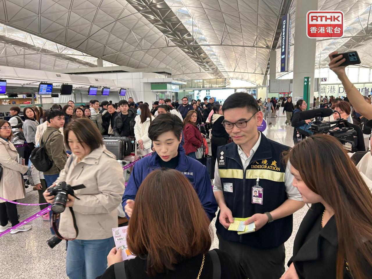 當局在機場向旅客派防騙傳單。（林漢山攝）