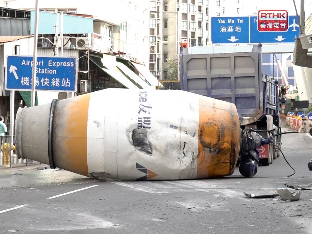 油麻地窩打老道近渡船街有田螺車的車斗懷疑鬆脫，掉在行車線。（鍾家銘攝）