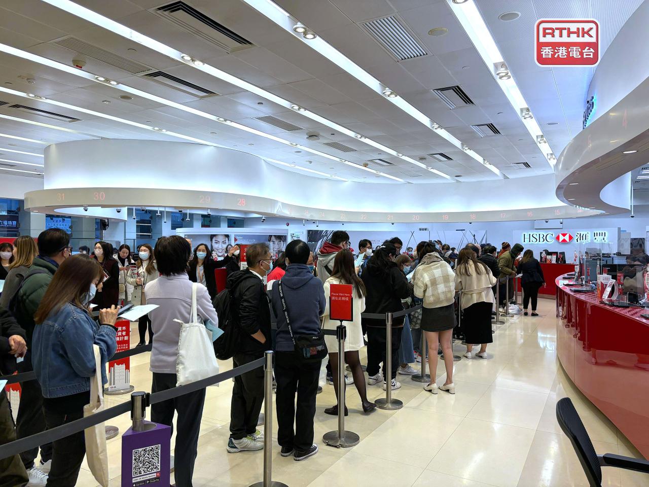 有銀行分行於早上7時半已有市民排隊等候兌換新鈔及「迎新鈔」。（黃瀞翹攝）