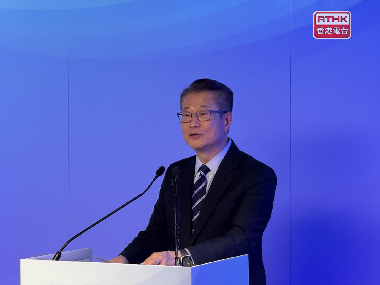 陳茂波說，在一國兩制下，香港有內聯外通優勢，是內地企業出海發展的首選平台。（趙嘉駿攝）