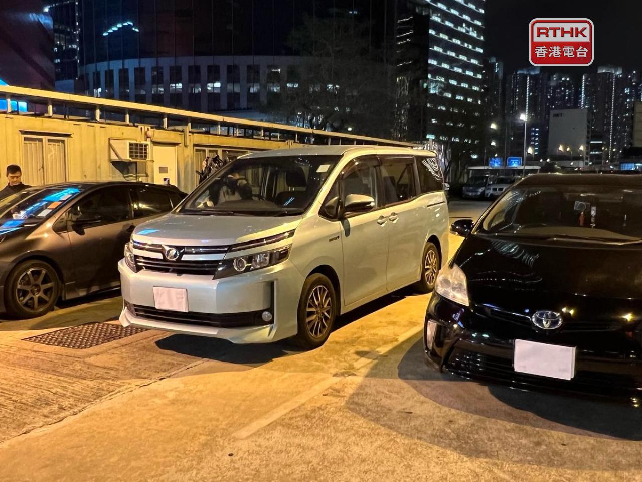 行動中，警方截獲8輛涉嫌非法載客取酬的私家車。（盧紫菁攝）