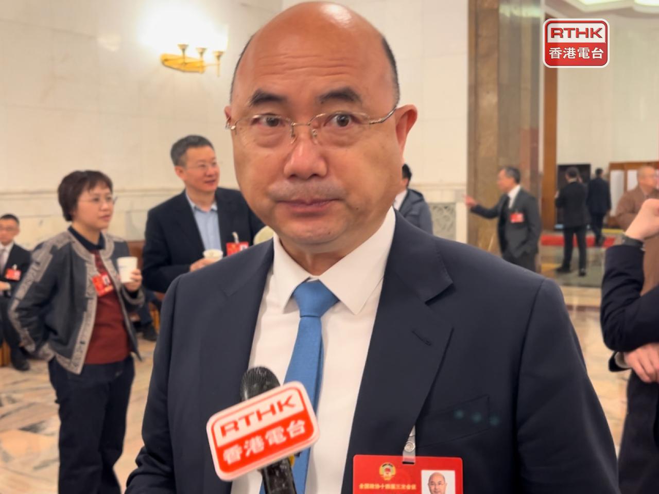 王瑞軍回應台海會否發生戰爭的可能性時表示，今次政府工作報告講得很明確，要按照中央的大政方針。（羅煒皓攝）