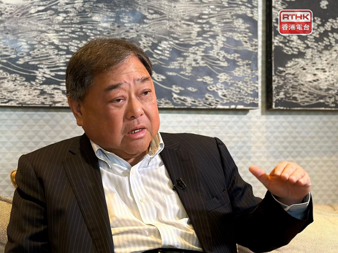 邱達昌表示，考慮到高息環境及存貨，發展商寧願蝕本賣部分樓盤套現，並買入更便宜的土地。（容上智攝）