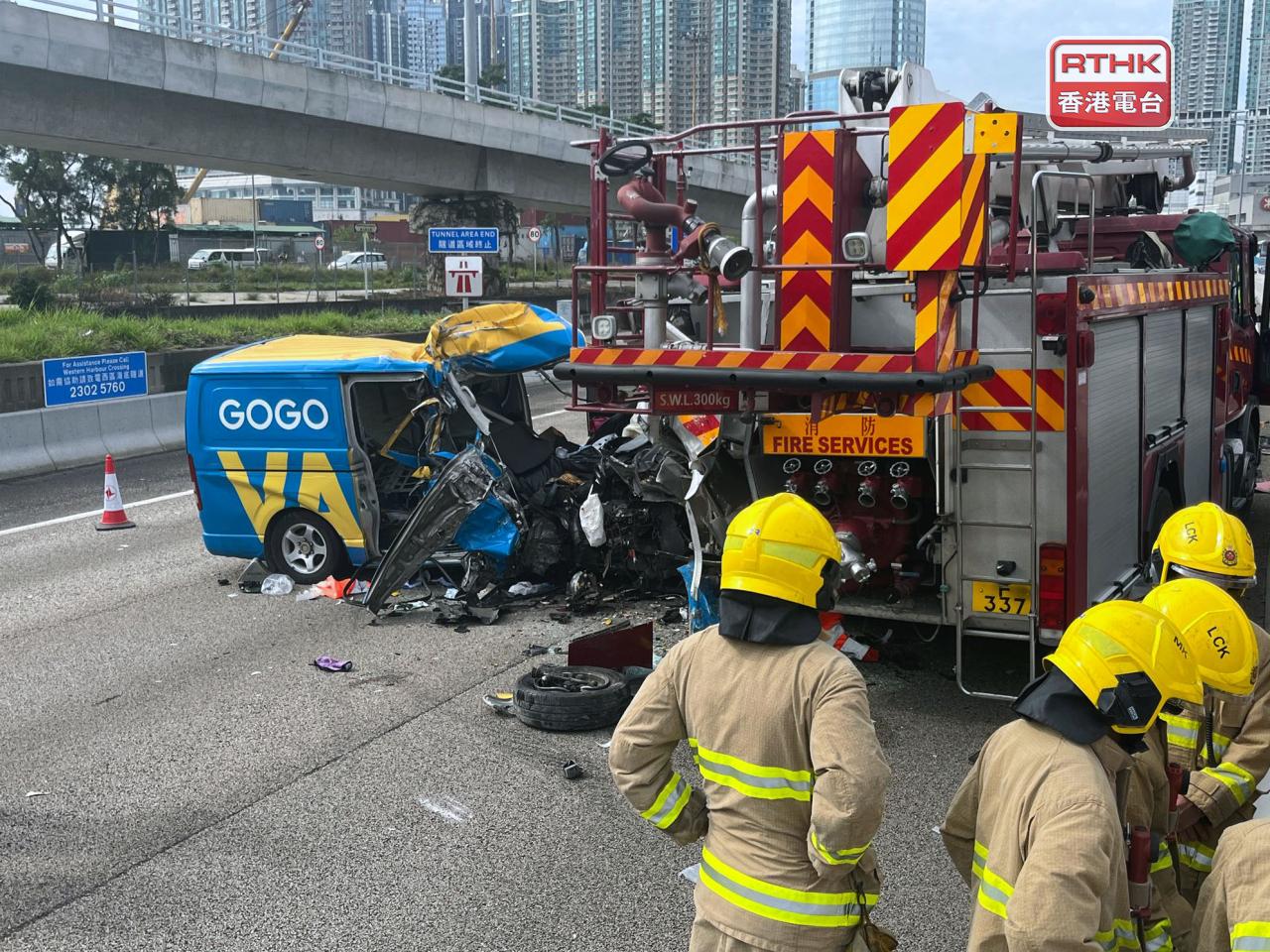 涉事輕型貨車車頭撞向消防車車身，輕型貨車車頭嚴重損毁，車身零件及雜物散落一地。（鄧鈞尤攝）