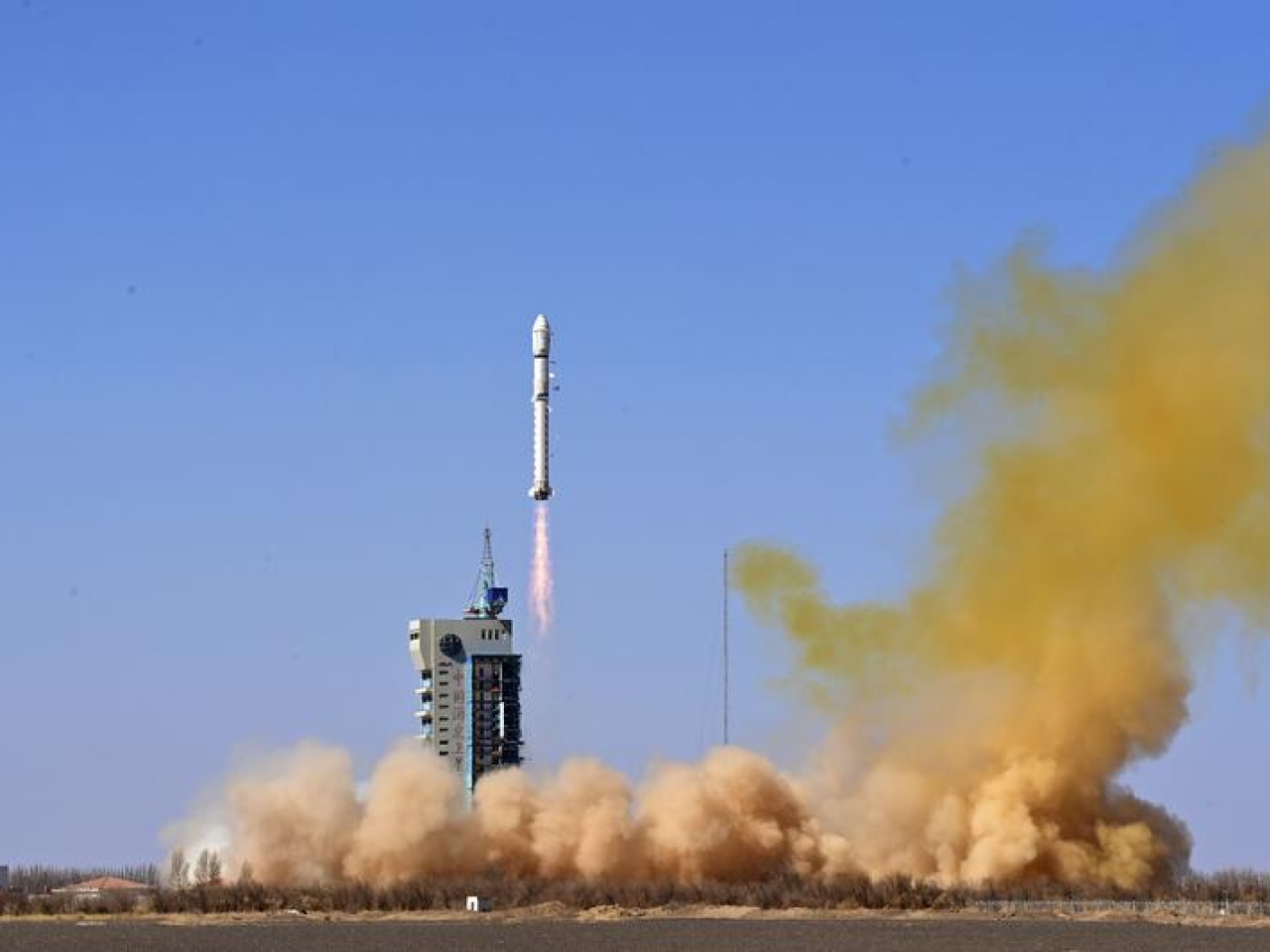 中國成功發射衛星互聯網技術試驗衛星。（新華社）