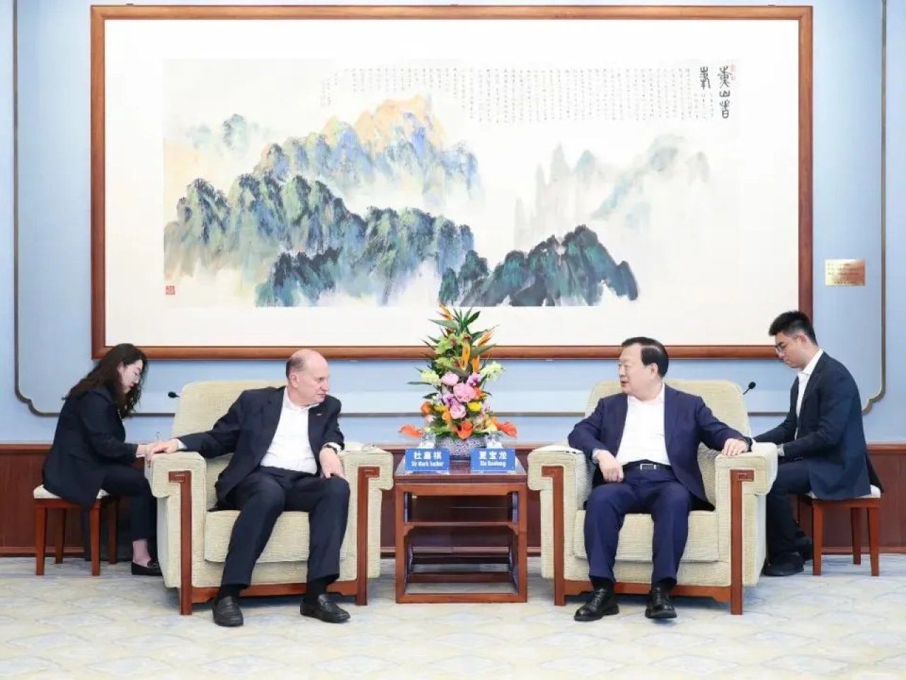中央港澳辦、國務院港澳辦主任夏寶龍（右）下午會見滙豐集團主席杜嘉祺（左），希望滙豐集團在中國更好發展。（中央港澳辦）