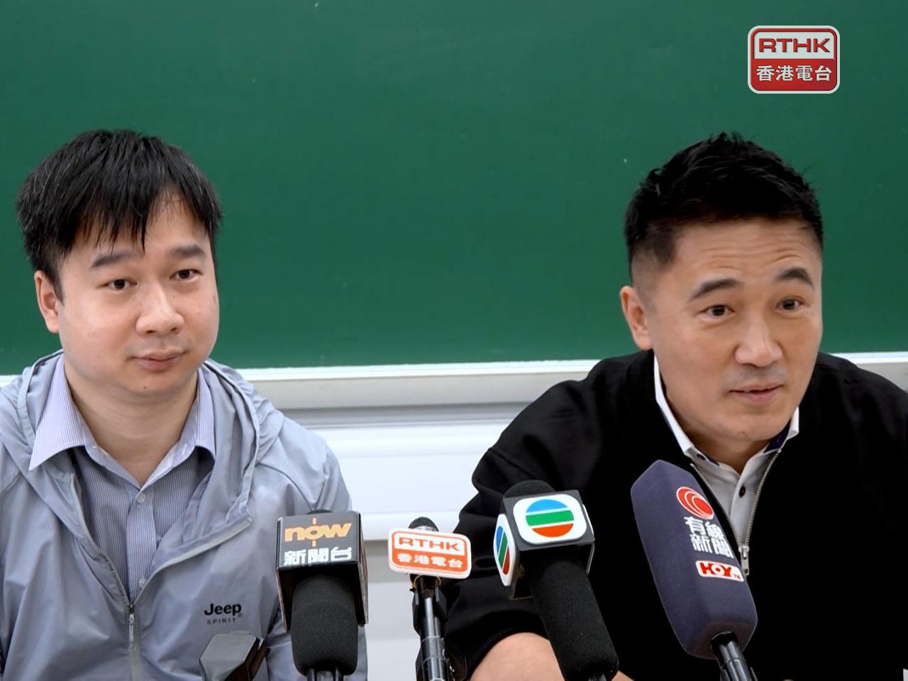 聖士提反堂中學公民科科主任姚志偉（左）表示，試卷深淺程度與去年相若。（廖漢榮攝）