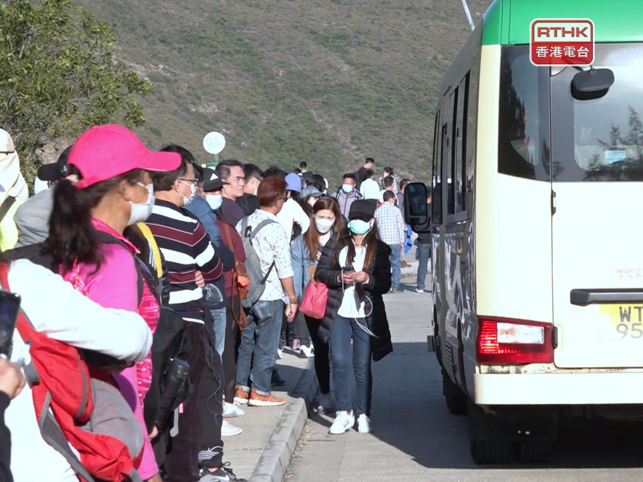 政府預計黃金周期間前往萬宜水庫東壩的乘客量增加，專線小巴9A號線會因應乘客量加強服務。（港台圖片）