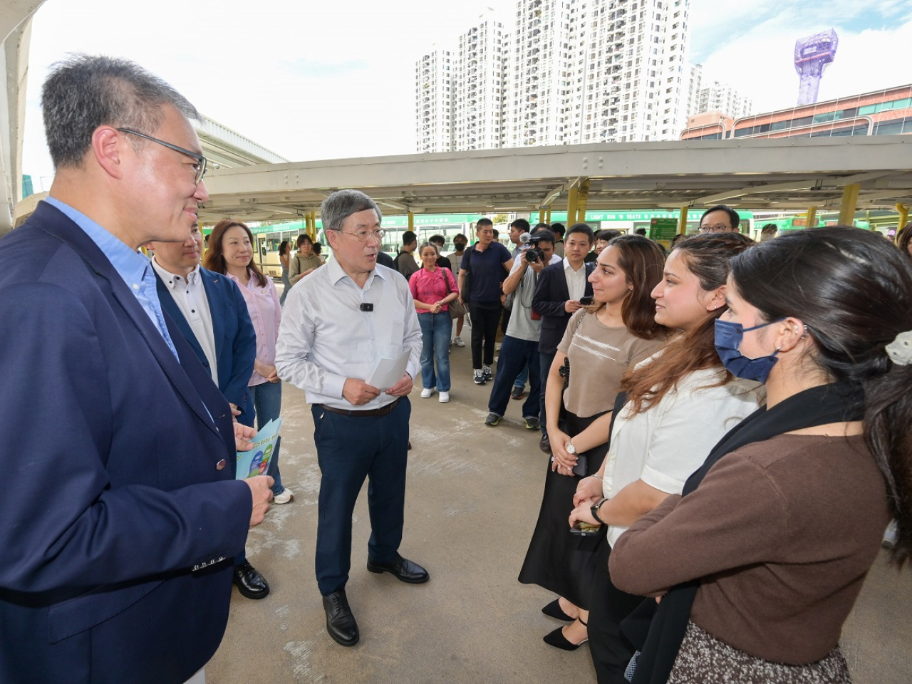 卓永興到沙田街站呼籲市民登記成為選民- RTHK