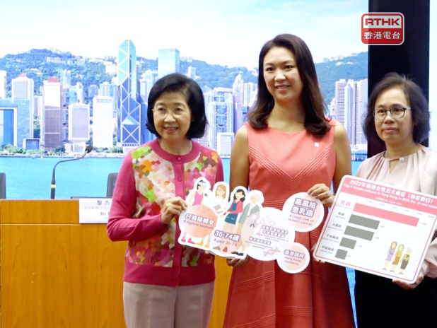 衞生署衞生防護中心非傳染病處主任奚安妮醫生（中）、香港乳癌基金會創會人張淑儀醫生（左）與基督教聯合那打素社康服務醫務總監黎杰芝醫生（右）在記者會前合照。（游樹榮攝）