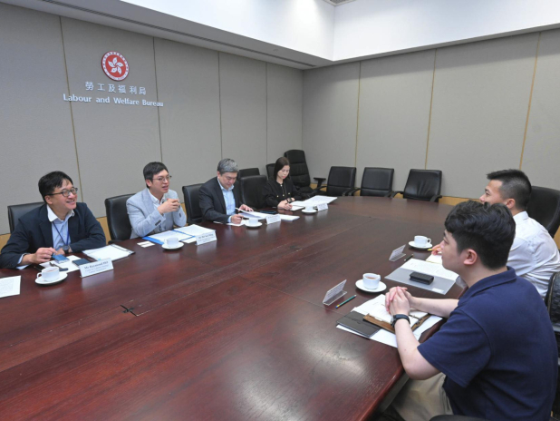 何啟明會晤食物外送平台公司代表，鼓勵制定公平合理的工作安排。（勞工及福利局社交媒體截圖）