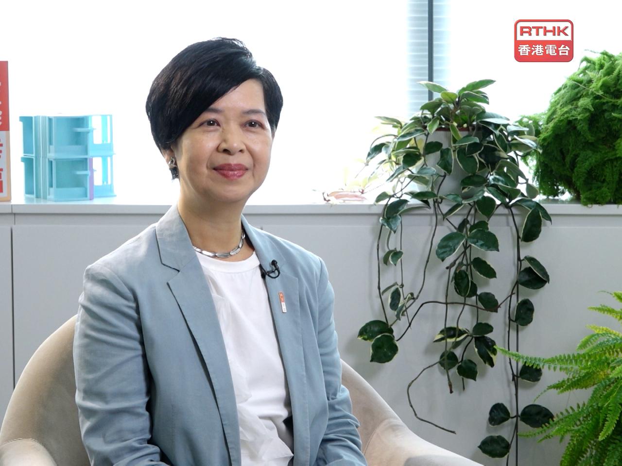 何永賢表示，若天井環境惡劣、結構安全及衛生風險很高，當局有權不給予簡樸房認證。(港台圖片)