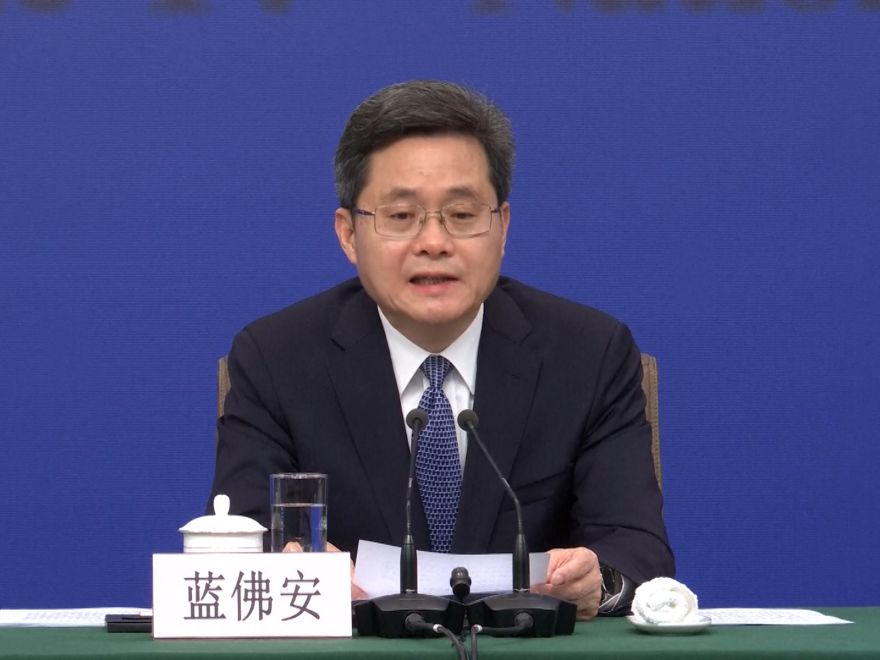 蓝佛安欢迎民企加大参与跨境投资项目的力度。（央视资料图片）