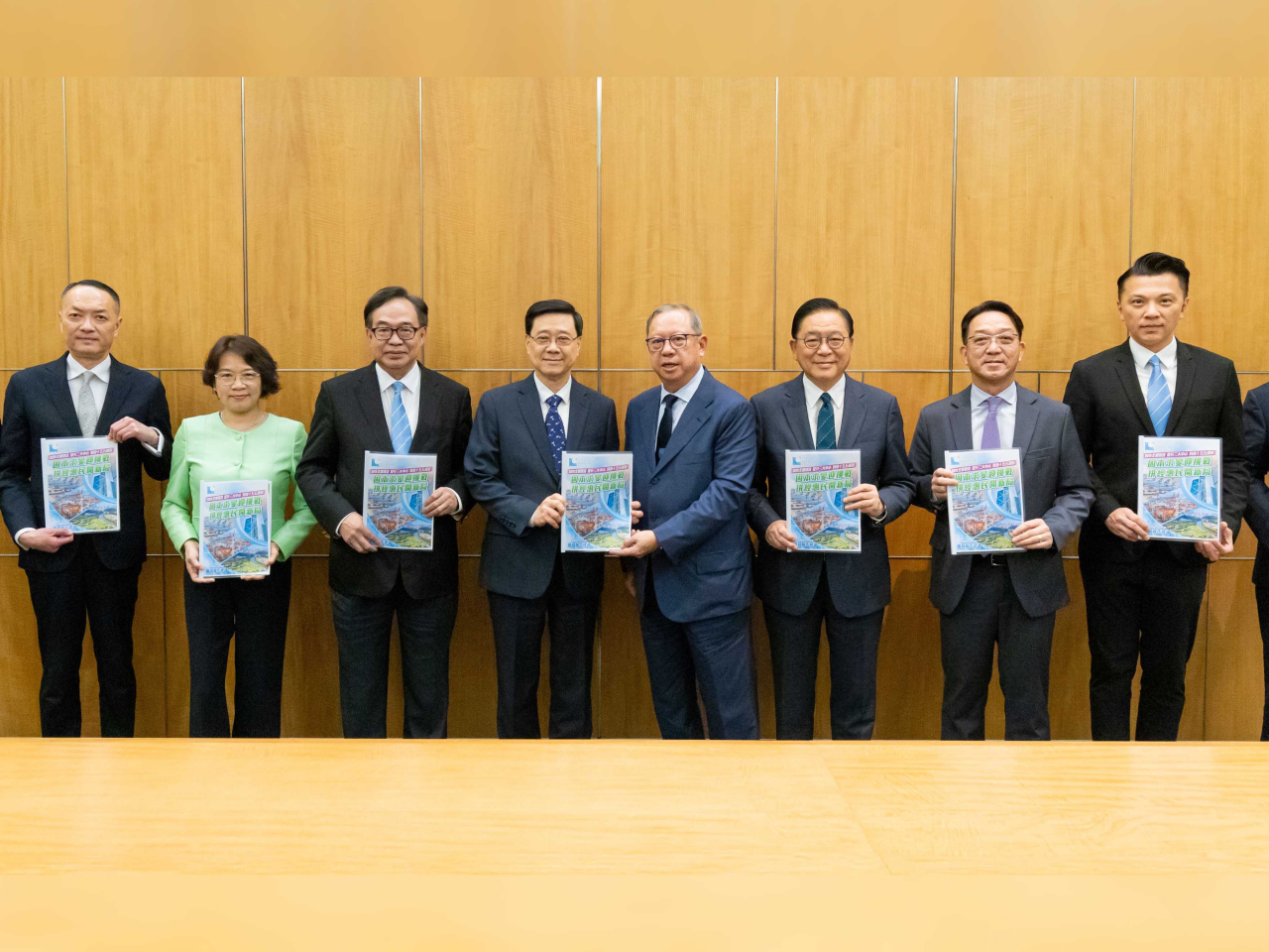 經民聯與政長官李家超會面，就將於9月公布的《施政報告》提交118項建議。（經民聯提供）