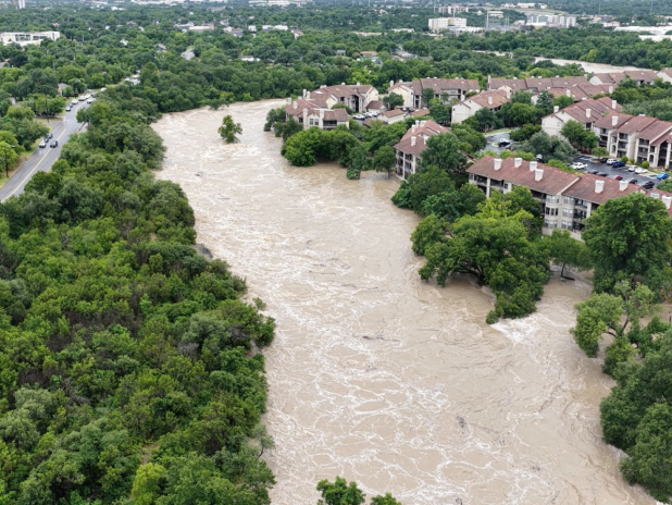 美國得州中部暴雨引發的洪災，增至最少43人遇難，包括15名兒童。（路透社）