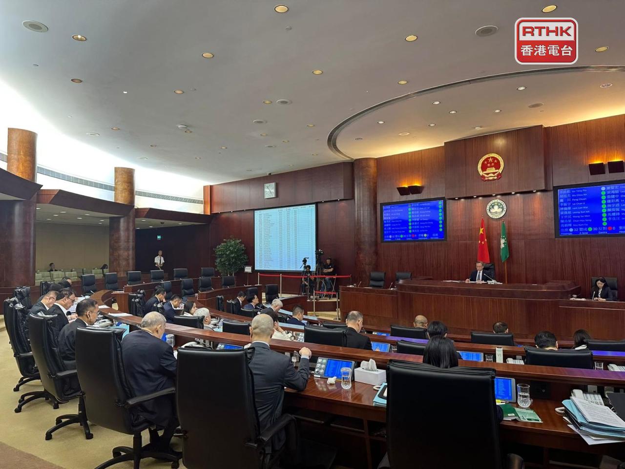 澳門立法會以緊急程序，一致通過因應維護國家安全等法律修改的議員章程。（鄭月明攝）