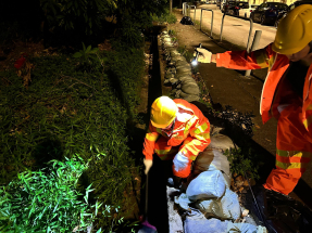 渠务署共派出超过100队紧急应变队伍，处理水浸报告及清理淤塞渠道。（渠务署社交网站图片）