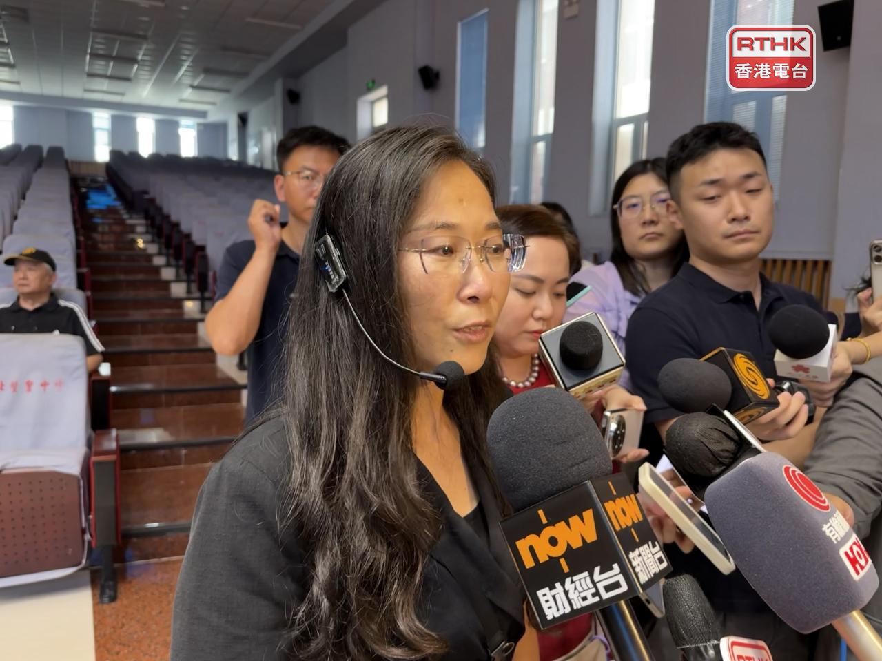 贊皇中學老師甄靜雨表示，學校設施條件改善後，學生人數和成績均有提升。（趙嘉駿攝）