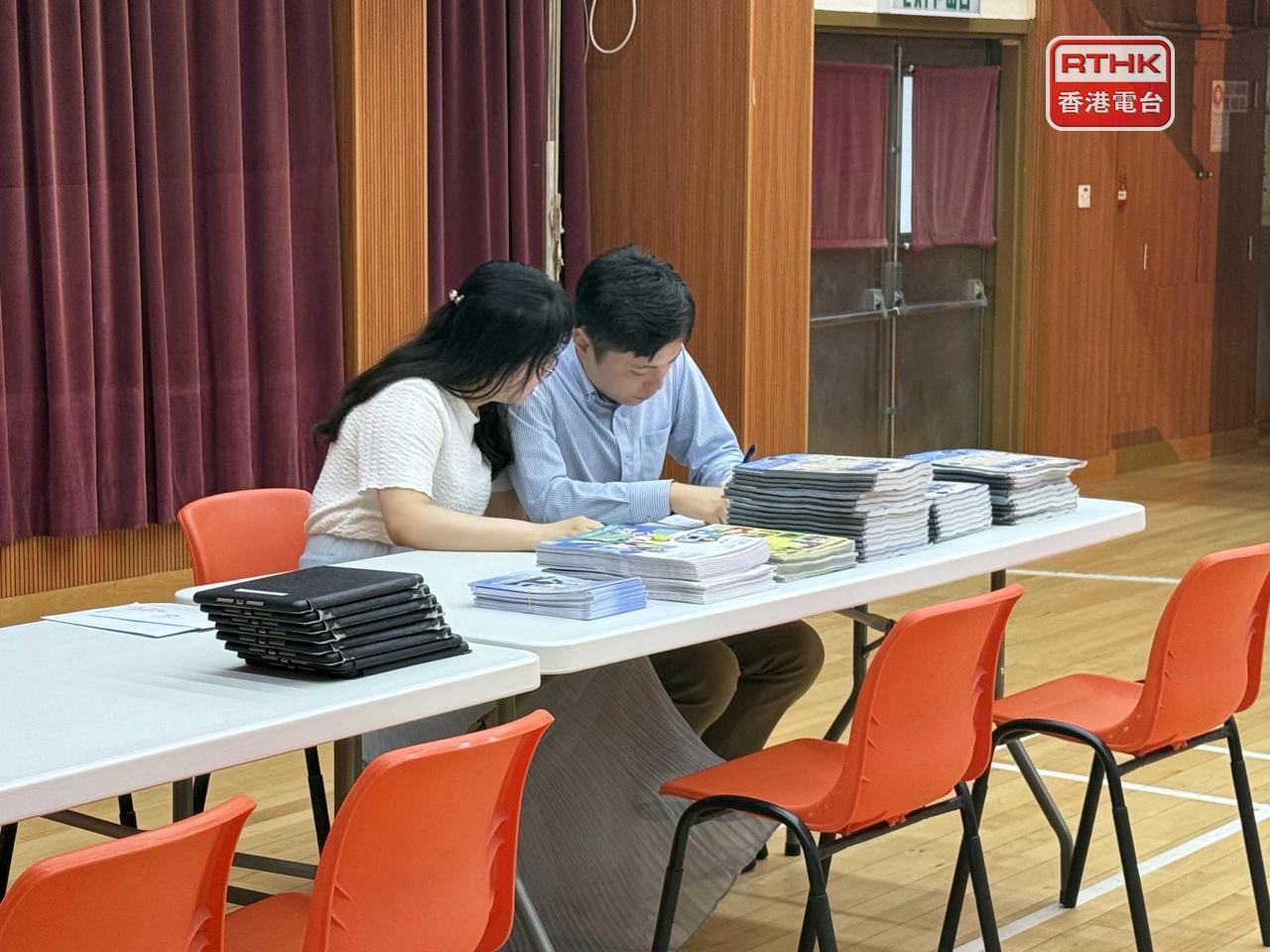 有學校設有升學輔導專區，有升學機構代表、學校社工及輔導員在場。（盧紫菁攝）