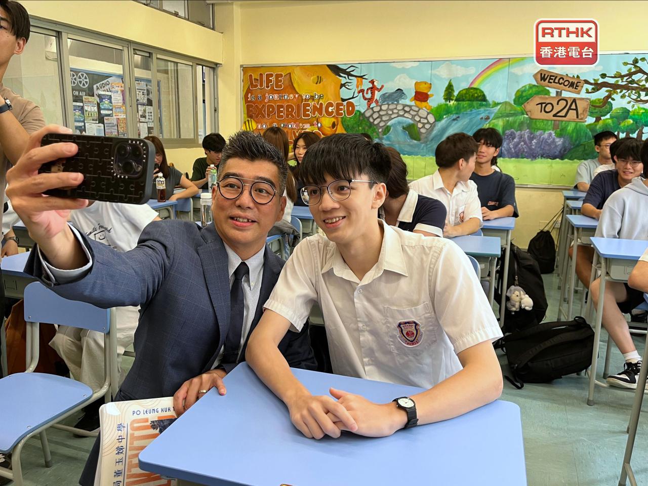 屯門的保良局董玉娣中學男生黃泓智（右）是超級狀元。（鄧穎琳攝）
