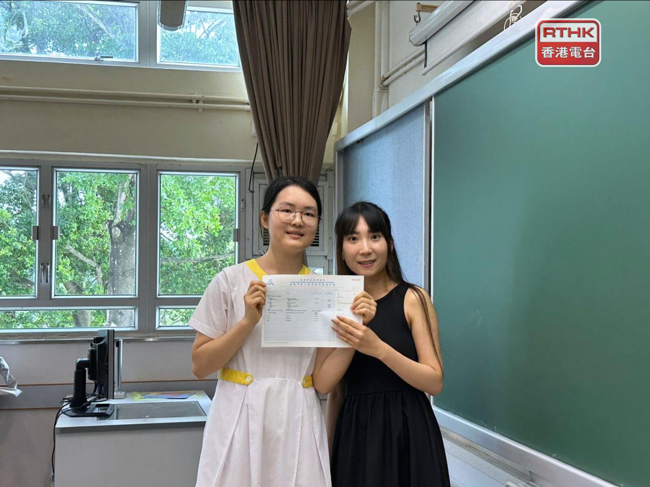 上水的香港道教聯合會鄧顯紀念中學考生王苑廷（左）成為女狀元。（實習記者錢茵彤攝）