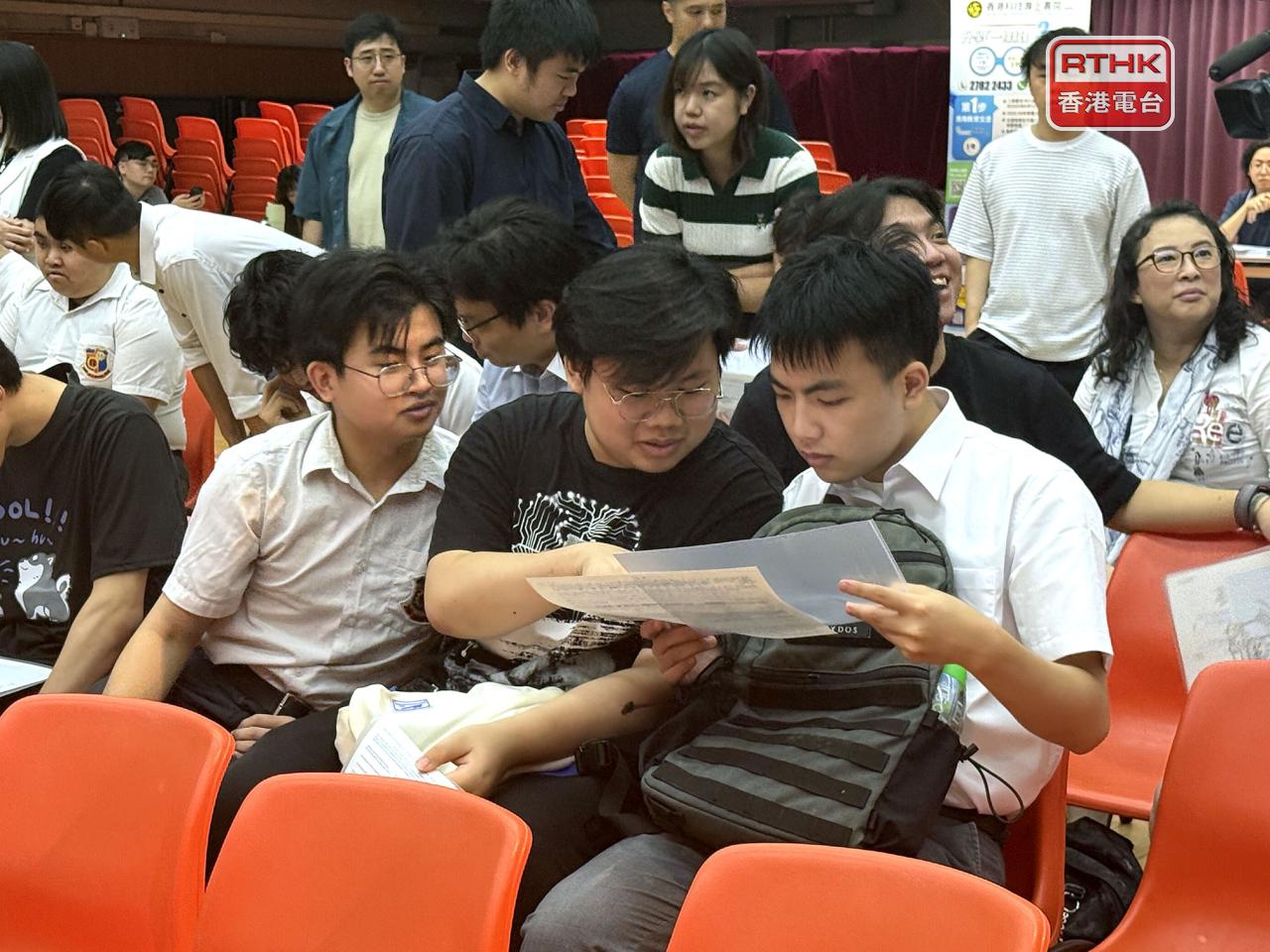 在葵涌一間中學，考生早上9時回校領取成績單。（盧紫菁攝）