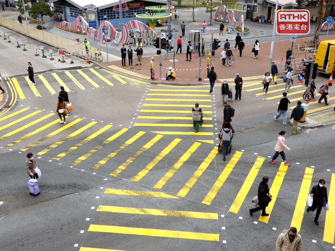 運輸署去年在沙田沙角街與逸泰街交界路口，設立對角行人過路處作為試點。（港台圖片）