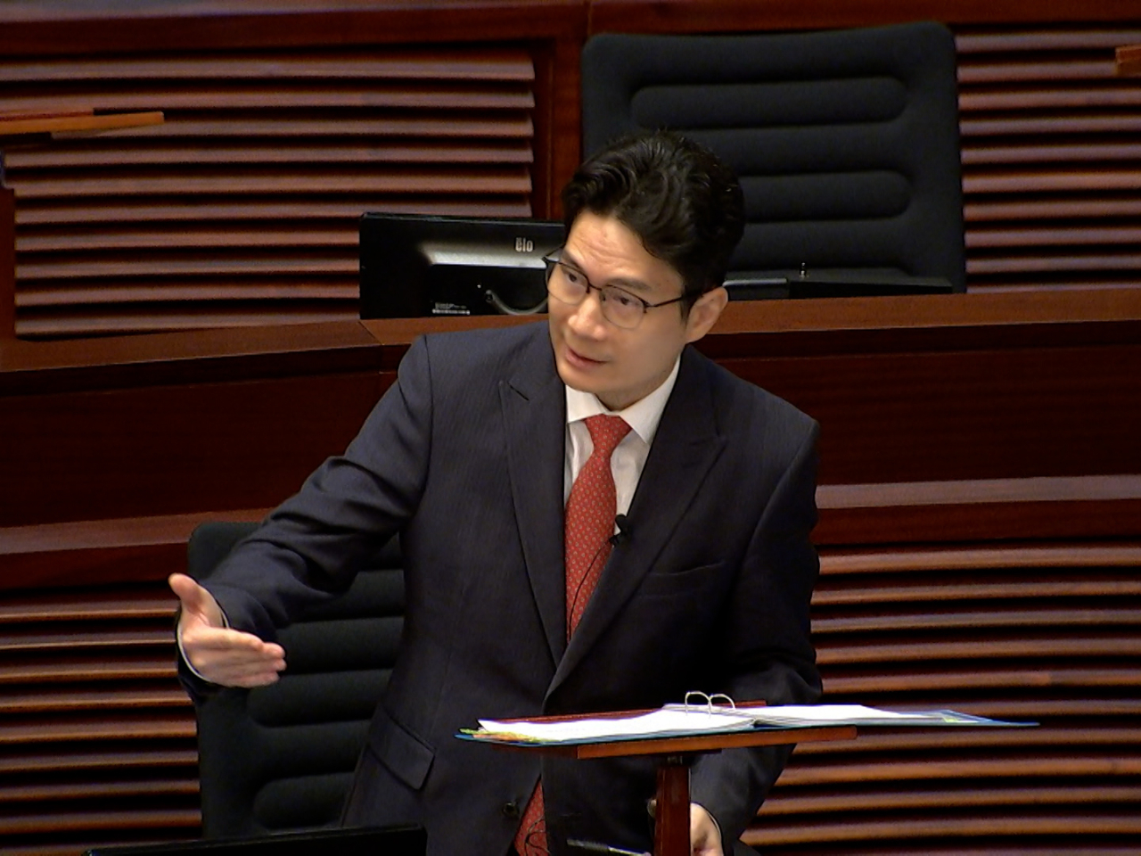 陳浩濂說，部分行業因訪港旅客及本地居民的消費模式改變、經濟模式轉變而面對較大挑戰。