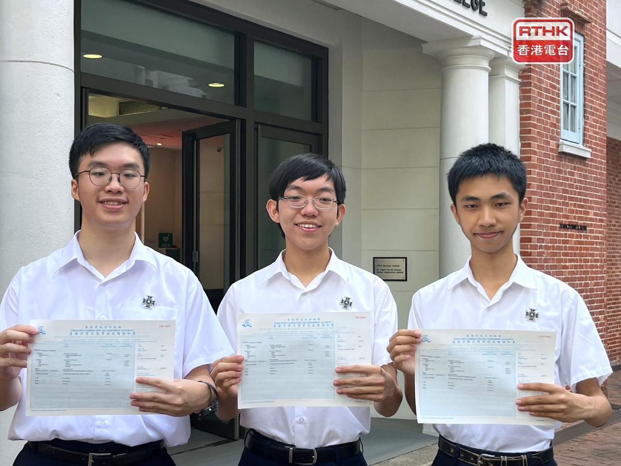 聖保羅男女中學今年再有3名「超級狀元」，分別是黃嘉揚、鄭曣載、龔炘朗。（實習記者張可盈攝）