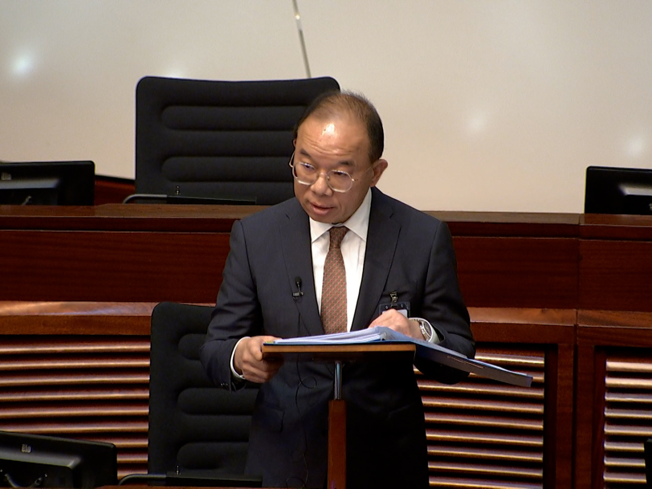 曾國衞指政府以敢於承擔、勇於作為的態度推出條例草案，充分彰顯現屆政府遇事不避難的作風。