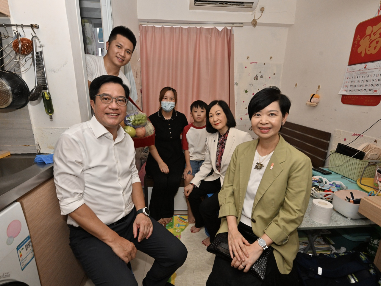 黃偉綸及何永賢昨日與葉劉淑儀、到上水探訪兩家分間單位住戶。（黃偉綸社交網站圖片）
