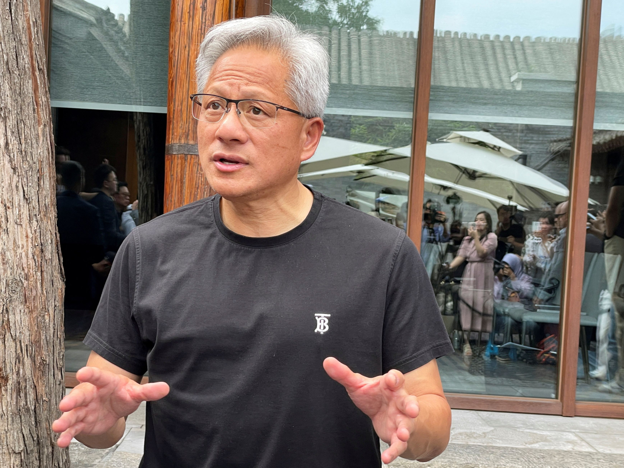 Nvidia行政總裁黃仁勳表示，現時AI就像電力一樣，成為基本的基礎設施，人工智能正為各行各業帶來轉型。（路透社）