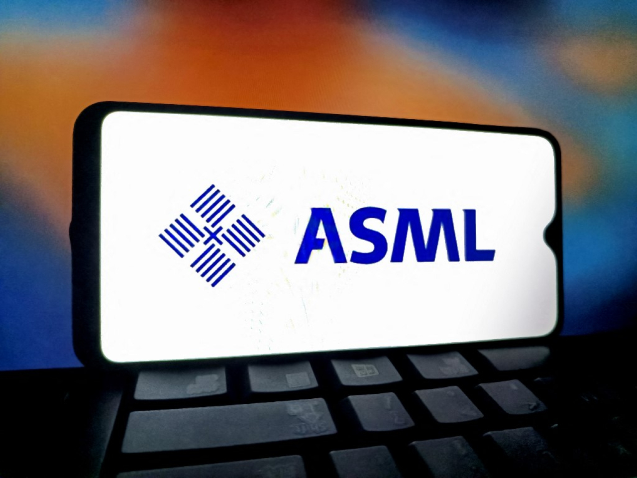 歐洲3大指數向下，荷蘭光刻機生產商ASML重挫逾11%。（法新社資料圖片）