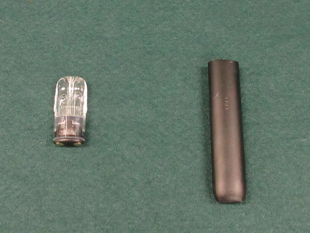 海關檢獲的懷疑「太空油毒品」煙彈及電子煙裝置。（政府新聞處）