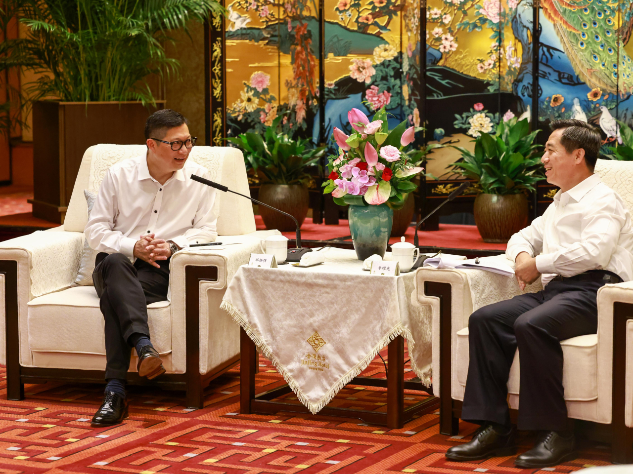 鄧炳強（圖左）和李耀光（圖右）會面，他感謝省市領導大力支持「領袖論壇」。