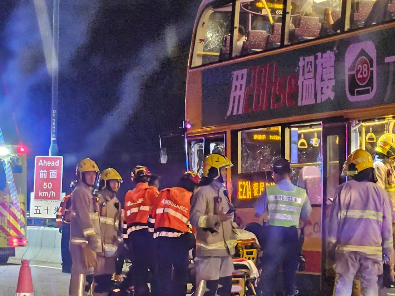 北大嶼山公路晚上有巴士與工程車相撞，初步指有20多人受輕傷。（市民提供）