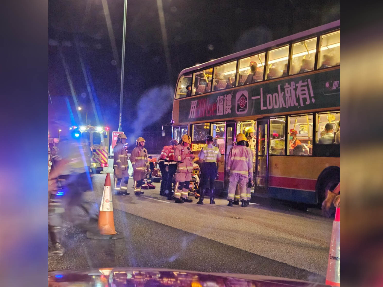 現場圖片顯示，涉事包括一輛城巴E21A，由東涌開往何文田，巴士車頭玻璃碎裂，大批消防員奉召到場。（市民提供）