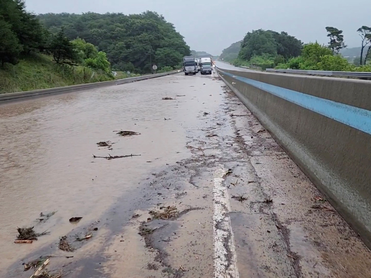 南韓連日暴雨增至4人死亡，有公路水浸。(路透社)