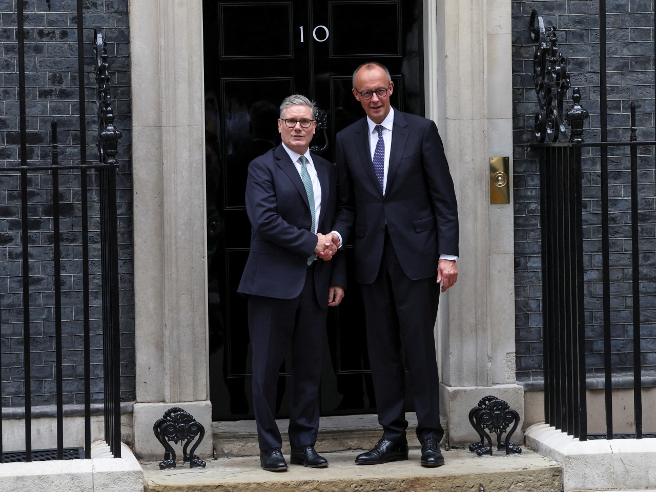 英國首相施紀賢在唐寧街首相府與德國總理默茨會談。（路透社）