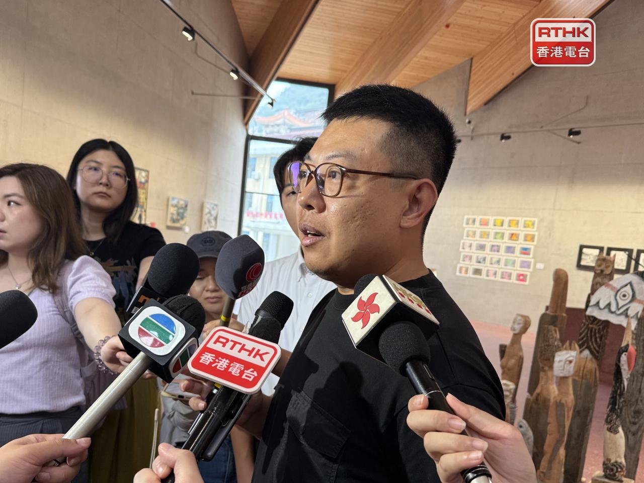 名譽館長侯鑫期望透過美術館提高周邊民眾的審美觀，帶動附近民宿的生意。(趙嘉駿攝)
