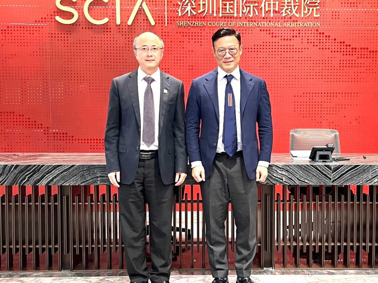 張國鈞（右）在深圳會晤深圳國際仲裁院院長劉曉春（左），探討港深兩地體育爭議解決領域發展和協作。（政府新聞處）