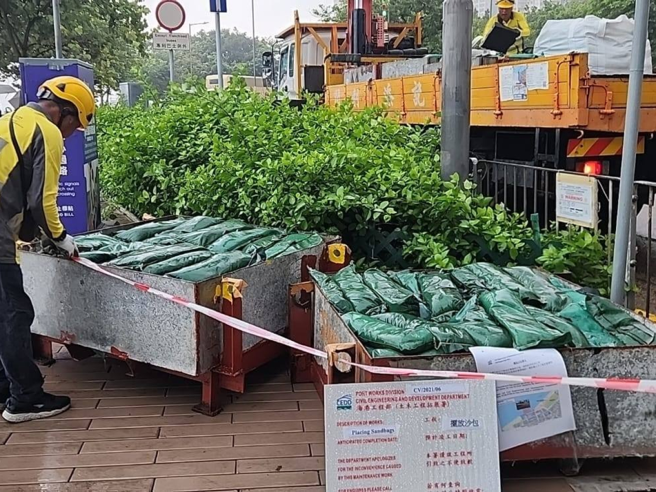 署方在一些沿岸低窪和當風地點執行緊急應變行動計劃，提供沙包供市民使用。（土木工程拓展署社交網頁）