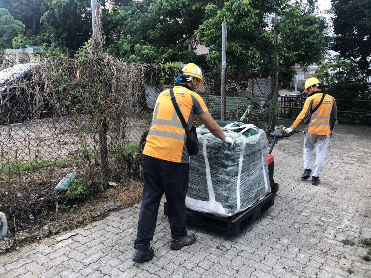 署方呼籲市民應留意風暴潮和越堤浪所帶來的風險，及早做好防禦措施。（土木工程拓展署社交網頁）