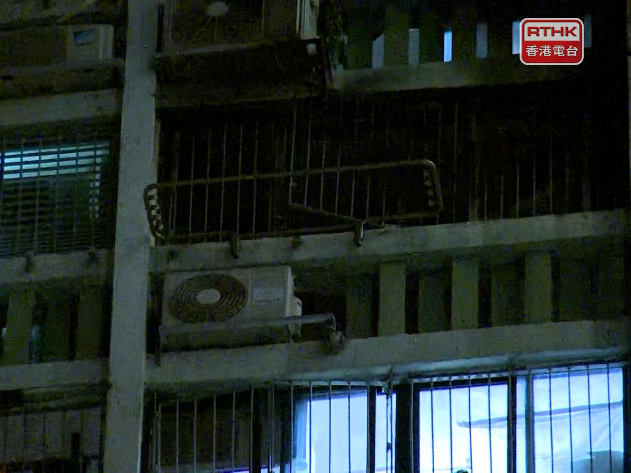 荃灣石圍角邨下午發生火警，一名男子懷疑從高處墮下死亡。（張連登攝）