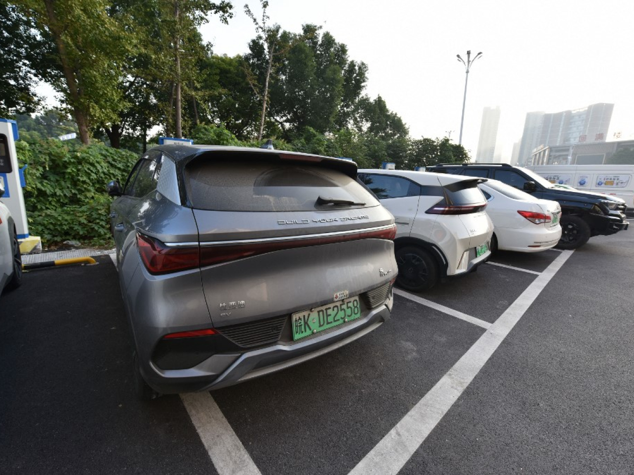 內地一連兩日就新能源汽車產業召開座談會，部署進一步規範新能源汽車產業競爭秩序工作。（法新社資料圖片）