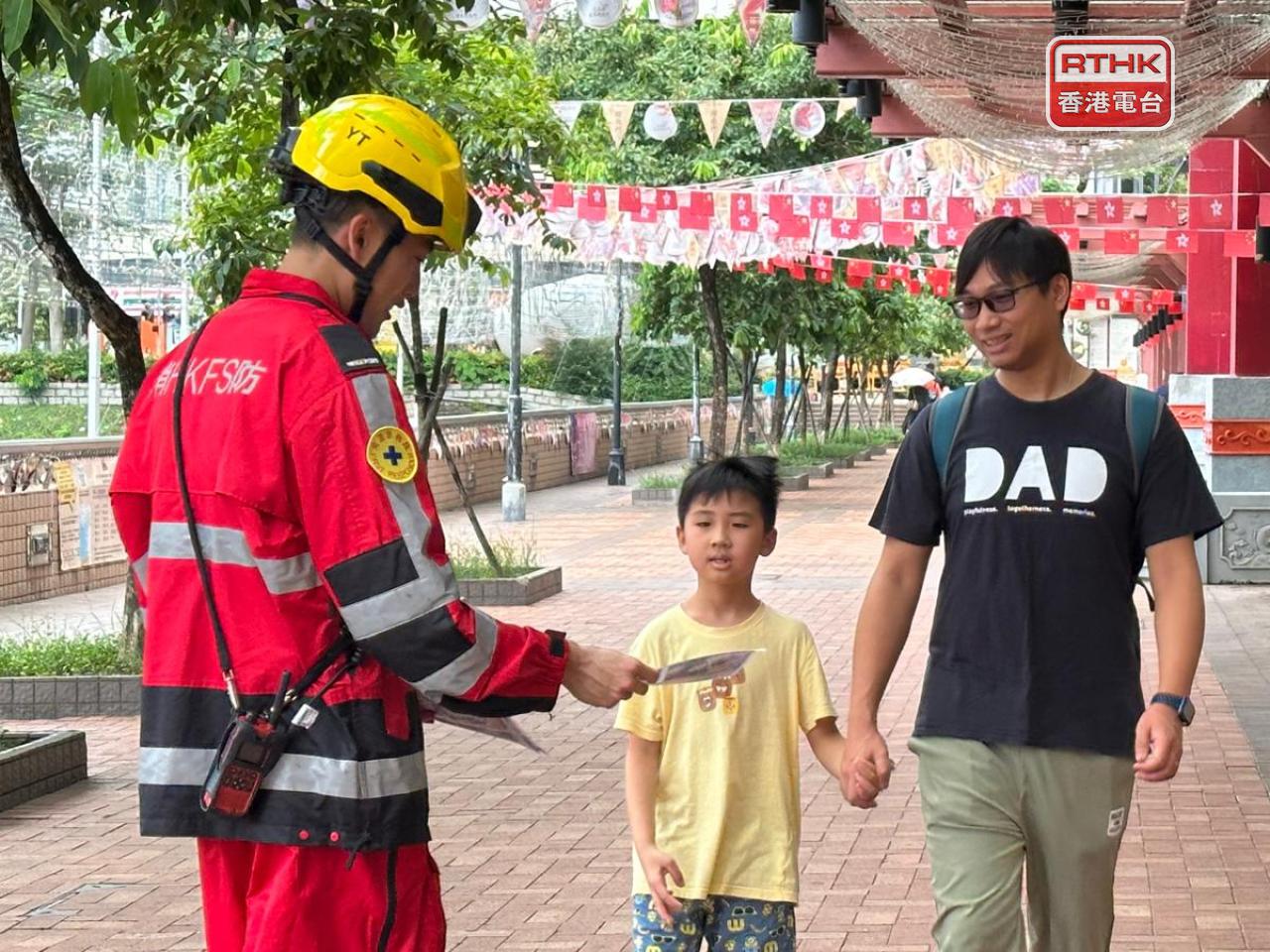 消防人員早上在鯉魚門向市民派發防災傳單。（錢茵彤攝）
