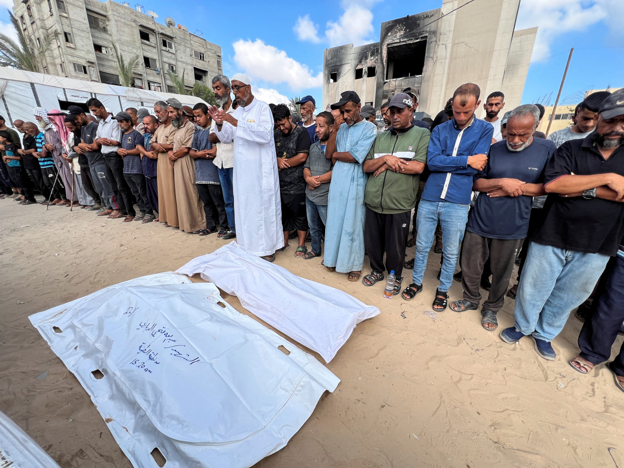Mourners pray during a funeral for Palestinians killed by Israeli fire while seeking aid in Khan Younis. Photo: Reuters